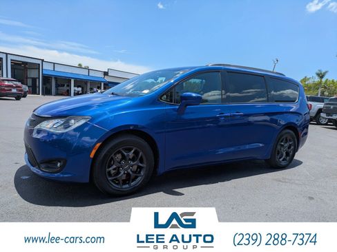 Used 2018 Chrysler Pacifica Touring-L w/ Premium Audio Group FWD image 6