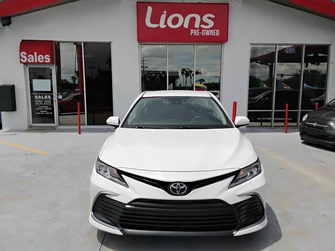 Used 2021 Toyota Camry LE FWD image 1