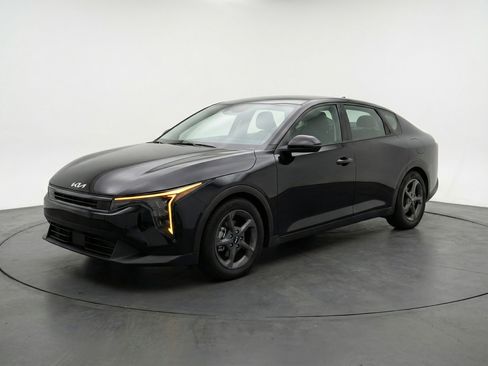 Used 2025 Kia K4 LXS image 3