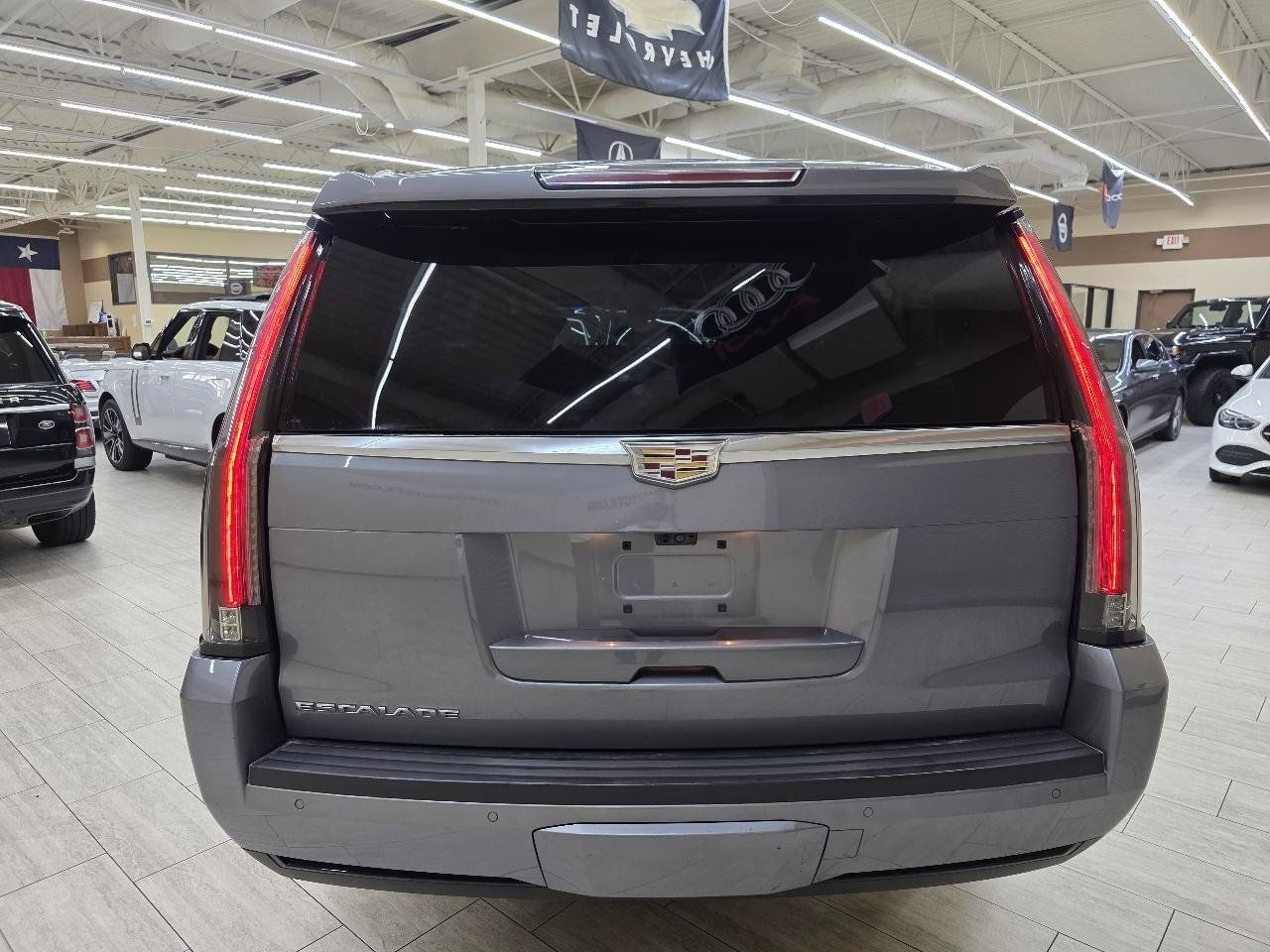 Used 2018 Cadillac Escalade ESV Luxury RWD image 7