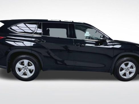 Used 2022 Toyota Highlander LE AWD/4WD image 9