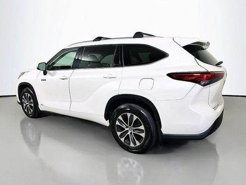 Used 2021 Toyota Highlander XLE AWD/4WD image 5