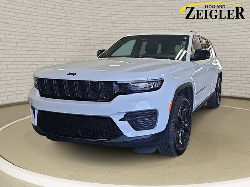 Used 2023 Jeep Grand Cherokee Altitude AWD/4WD image 1