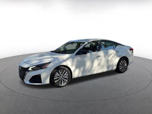 Used 2025 Nissan Altima 2.5 SV image 8