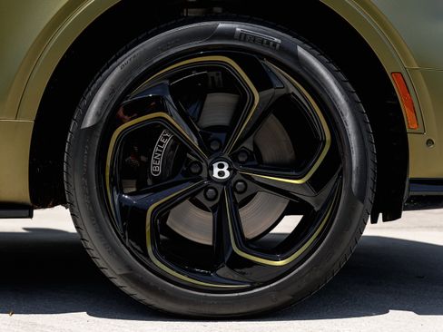 Used 2024 Bentley Bentayga image 10