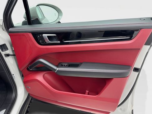 Used 2022 Porsche Cayenne image 43