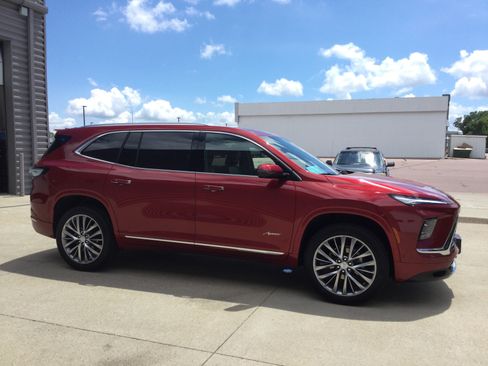 Used 2025 Buick Enclave Avenir w/ Super Cruise Package AWD/4WD image 4