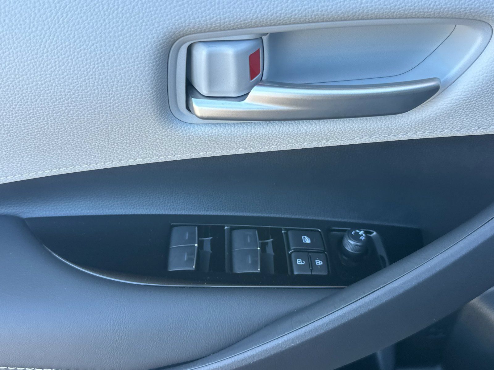 Used 2026 Toyota Corolla SE FWD image 11