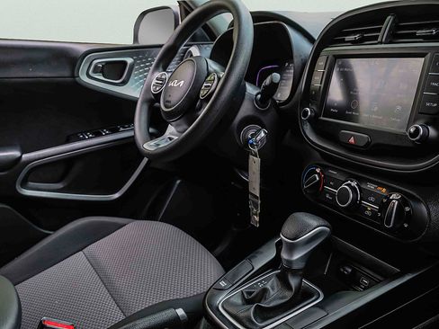 Certified 2025 Kia Soul LX w/ LX Technology Package FWD image 23