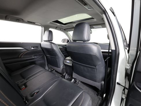 Used 2019 Toyota Highlander XLE w/ Carpet Mat Package (TMS) AWD/4WD image 22