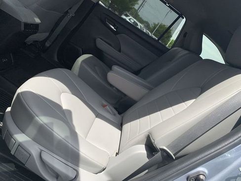 Used 2022 Toyota Highlander XLE image 10