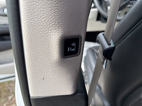 Used 2024 Chrysler Pacifica Touring-L FWD image 20