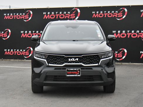 Used 2023 Kia Sorento LX image 2