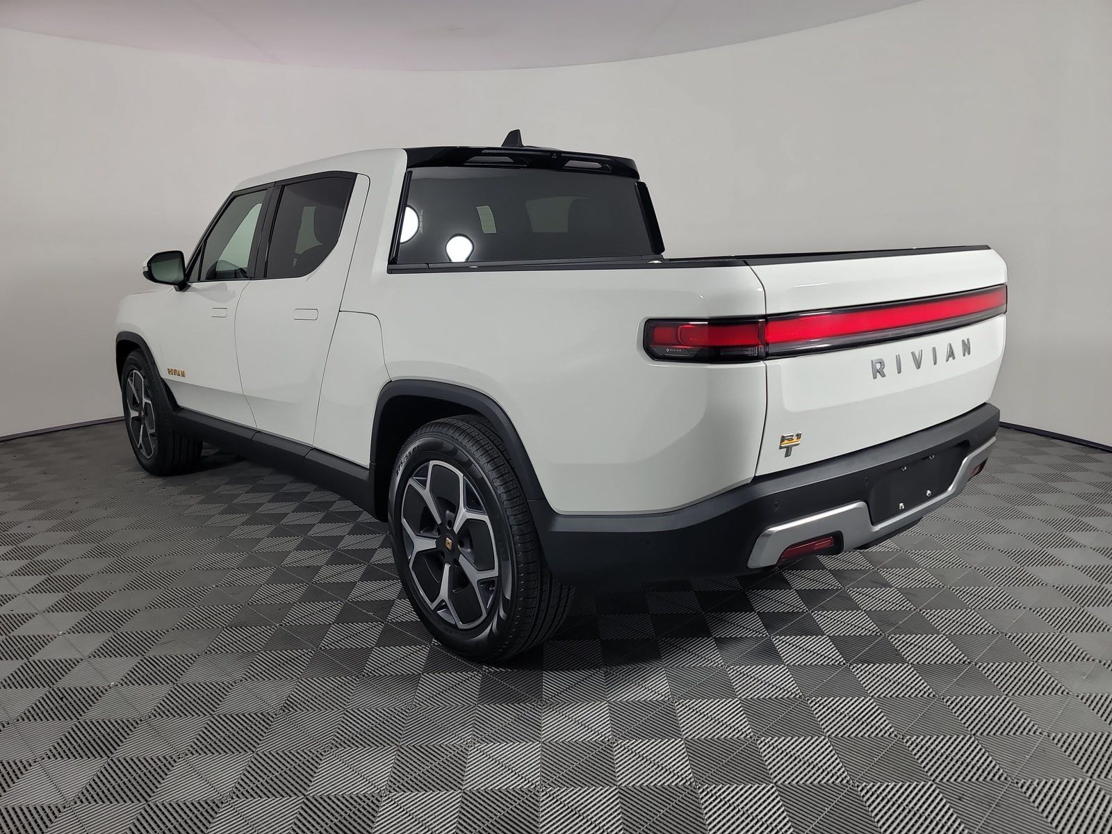 Used 2022 Rivian R1T Adventure AWD/4WD image 3