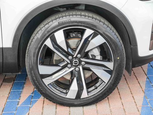 Used 2023 Volvo XC40 B5 Plus AWD/4WD image 11