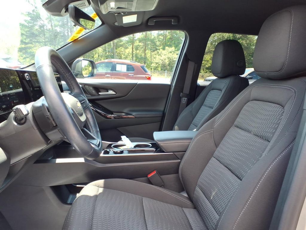Used 2026 Chevrolet Equinox LT w/ Safety and Technology Package AWD/4WD image 11