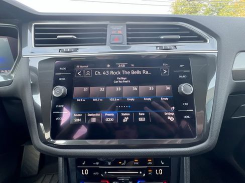 Certified 2022 Volkswagen Tiguan SE w/ Panoramic Sunroof Package image 16