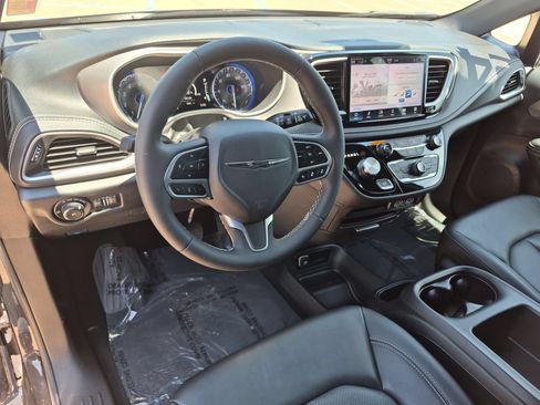 Used 2025 Chrysler Pacifica Select FWD image 10
