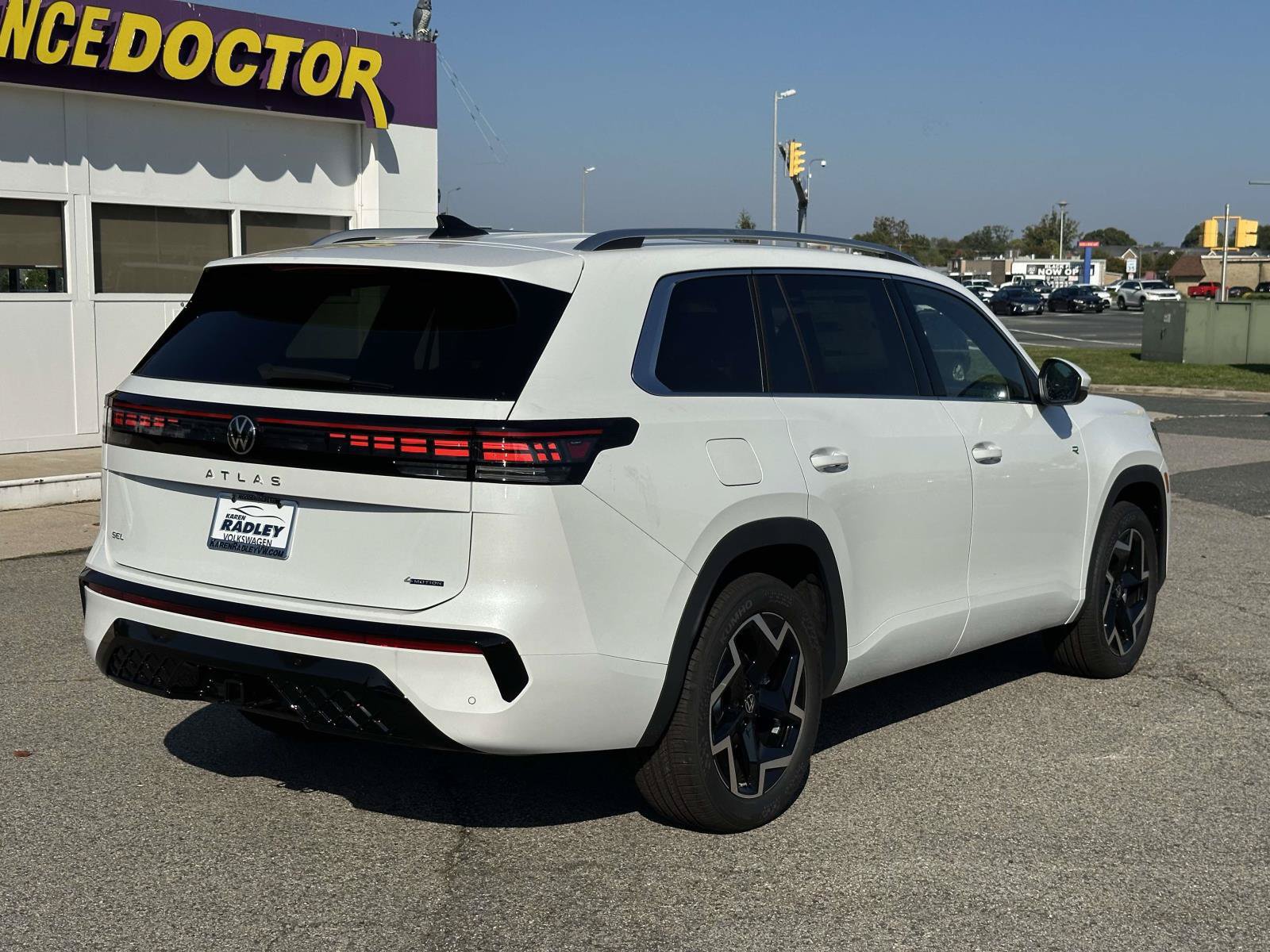 New 2027 Volkswagen Atlas SEL R-Line AWD/4WD image 2