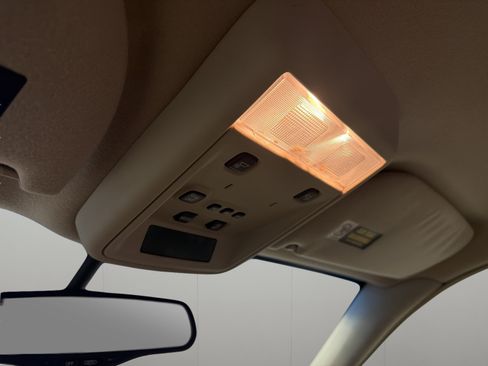 Used 2004 Lincoln Town Car Signature RWD image 19