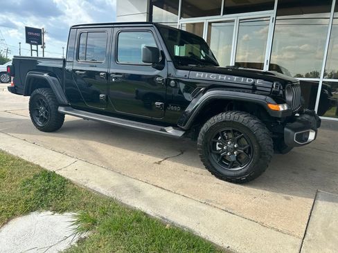 Used 2025 Jeep Gladiator Sport AWD/4WD image 2