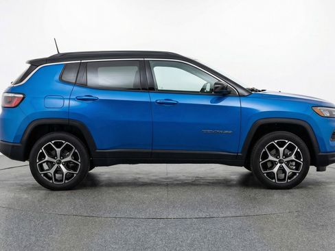 Used 2025 Jeep Compass Limited image 11