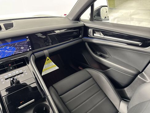 Used 2025 Porsche Panamera 4 image 28