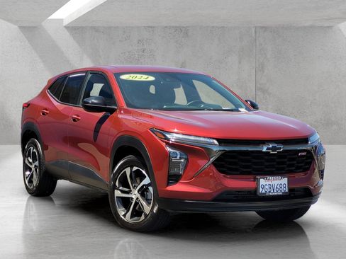 Used 2024 Chevrolet Trax RS FWD image 1
