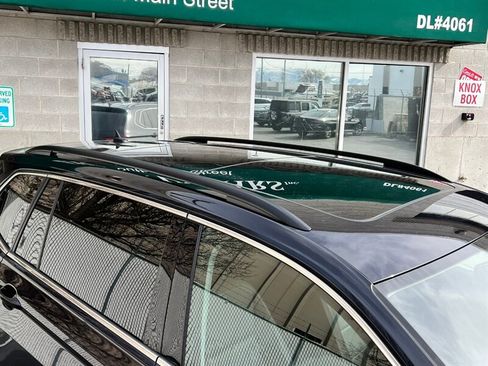 Used 2018 Volkswagen Tiguan SE w/ Panoramic Sunroof Package image 9