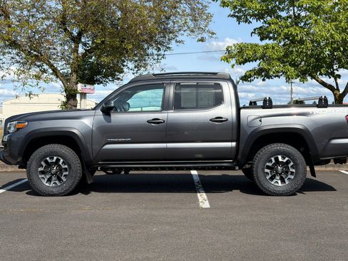 Used 2017 Toyota Tacoma TRD Off-Road AWD/4WD image 7