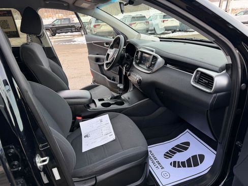 Used 2020 Kia Sorento LX image 28