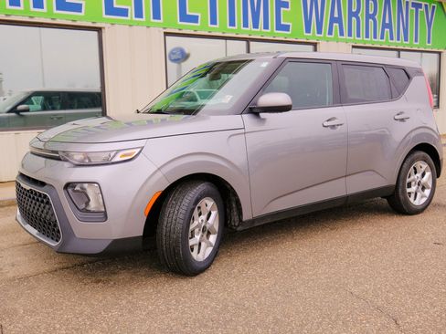 Used 2022 Kia Soul LX w/ Technology Package image 2