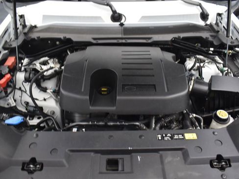 Used 2023 Land Rover Defender 130 X-Dynamic SE AWD/4WD image 8