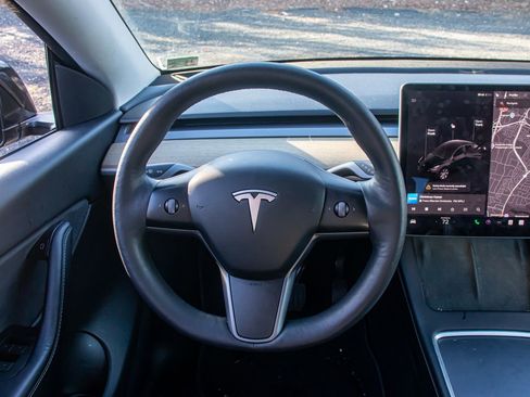 Used 2022 Tesla Model Y Long Range image 17