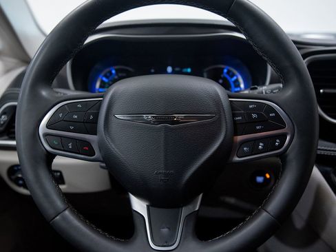 Used 2024 Chrysler Pacifica Limited FWD image 33