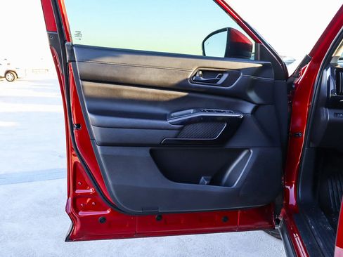 Used 2023 Nissan Pathfinder SV image 13