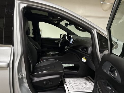 New 2026 Chrysler Pacifica Limited image 23