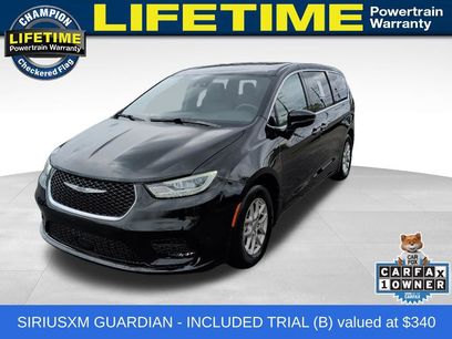 Used 2025 Chrysler Pacifica Select