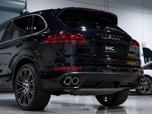 Used 2016 Porsche Cayenne Turbo S w/ Premium Package Plus image 17