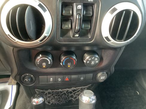 Used 2016 Jeep Wrangler Unlimited Sahara w/ Connectivity Group AWD/4WD image 15