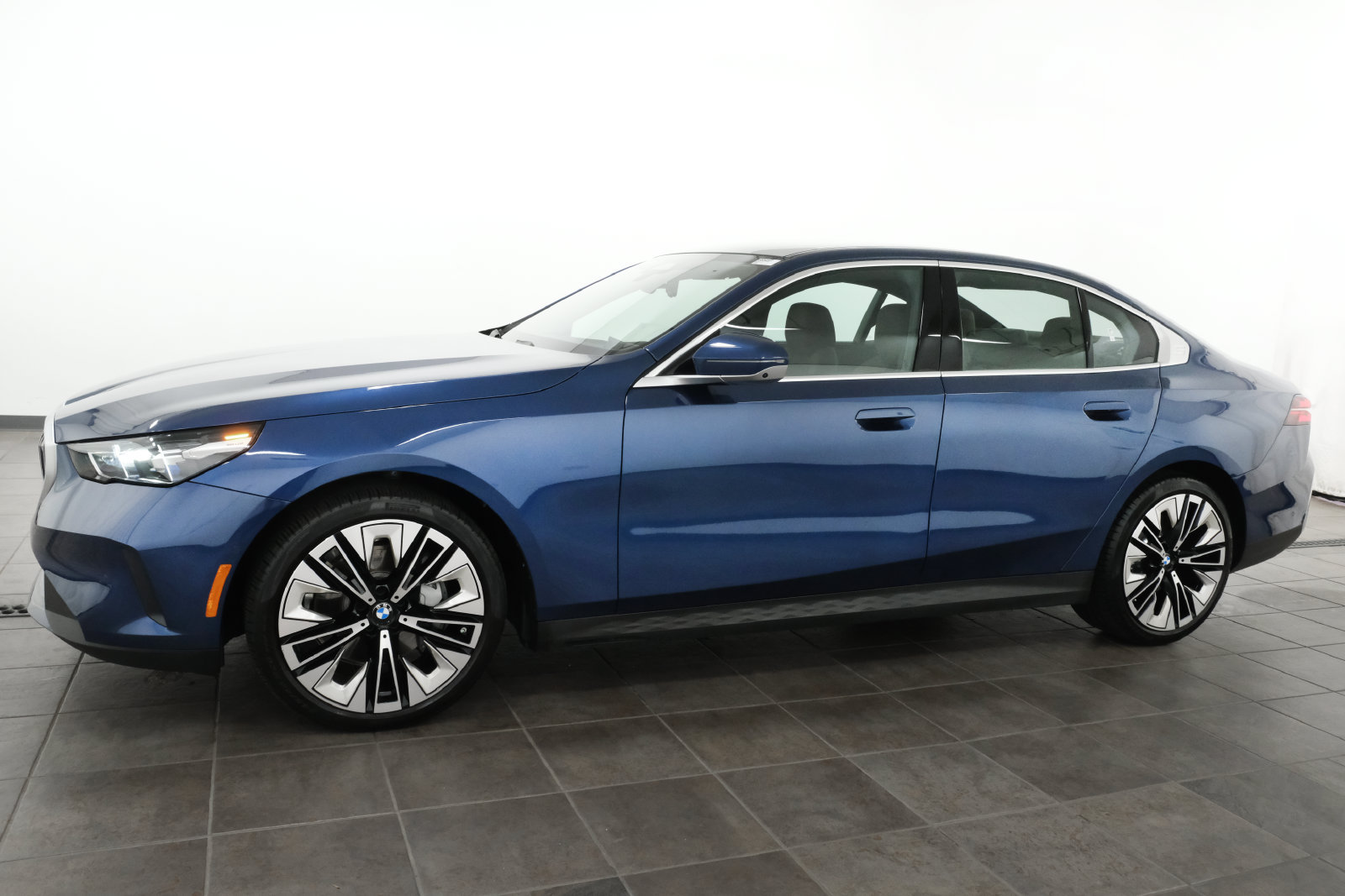 Used 2026 BMW 540i xDrive AWD/4WD image 3
