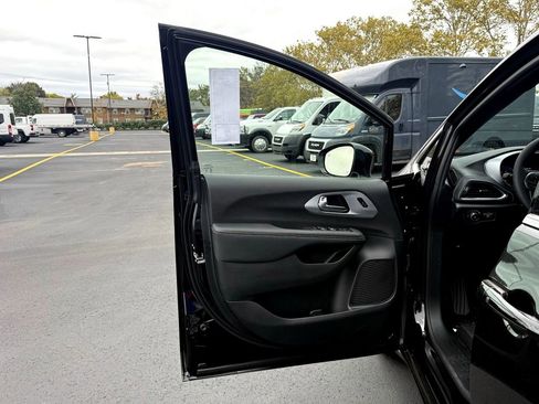 New 2026 Chrysler Pacifica Limited image 10