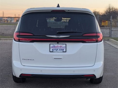New 2026 Chrysler Pacifica Select image 4