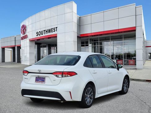 Used 2020 Toyota Corolla LE image 5