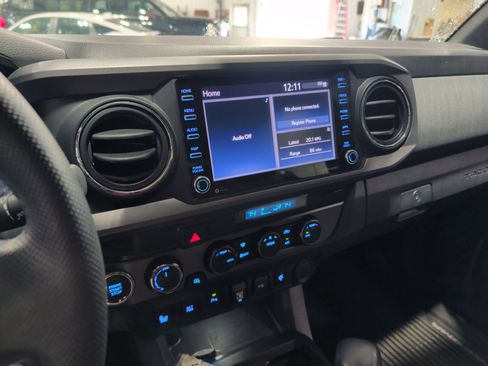 Used 2021 Toyota Tacoma TRD Off-Road w/ Technology Package AWD/4WD image 11
