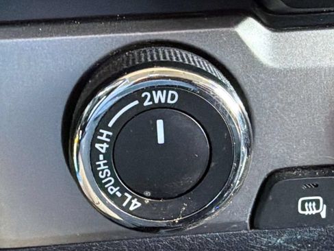 Used 2019 Toyota Tacoma SR5 AWD/4WD image 18