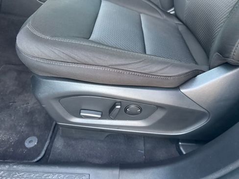 Used 2023 Ford Explorer XLT image 30