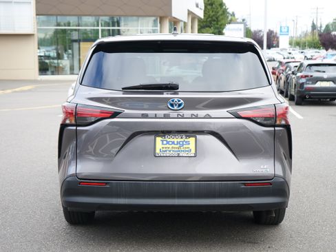 Used 2021 Toyota Sienna LE image 4