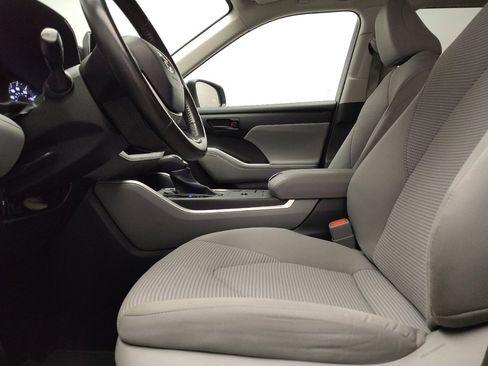 Used 2022 Toyota Highlander LE FWD image 17