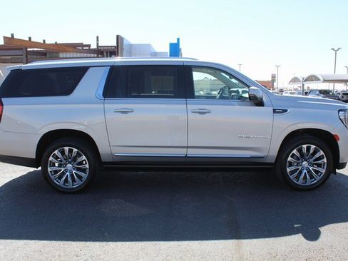 Used 2021 GMC Yukon XL Denali w/ Denali Premium Package image 2